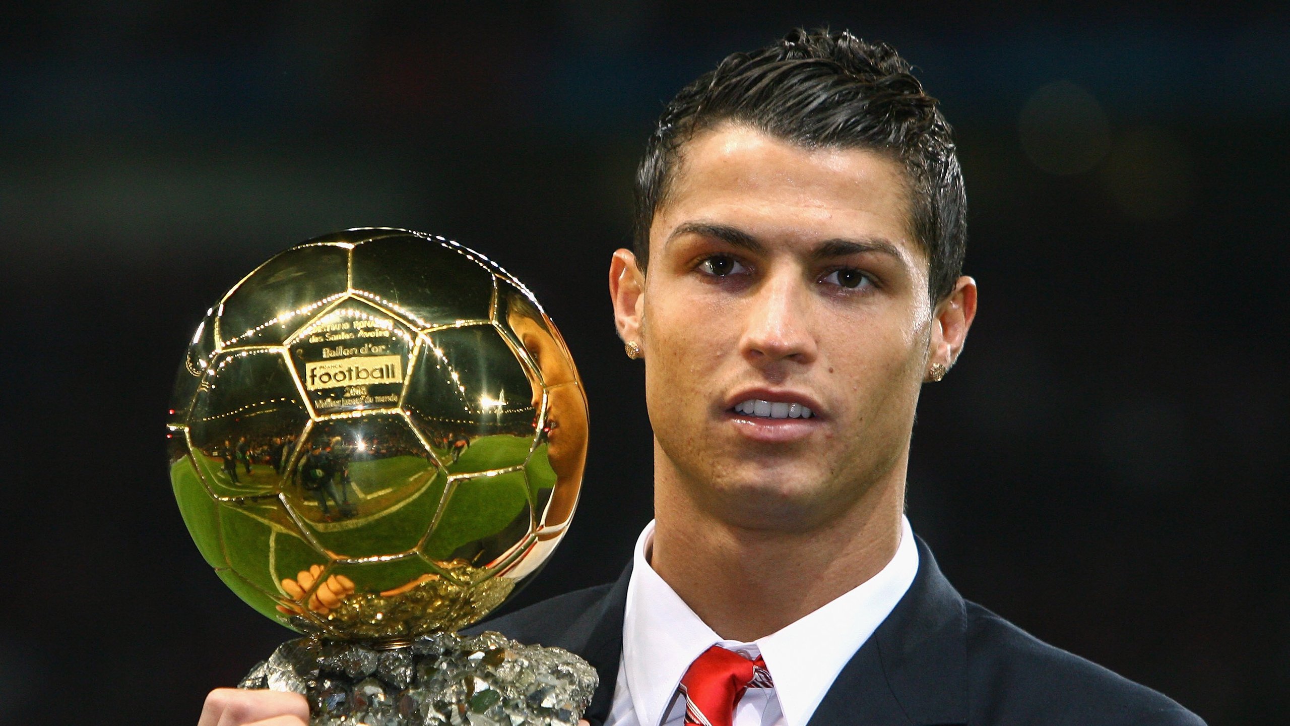 亚洲球队获得足球冠军，赛后欢呼雀跃，亚洲足球世界冠军