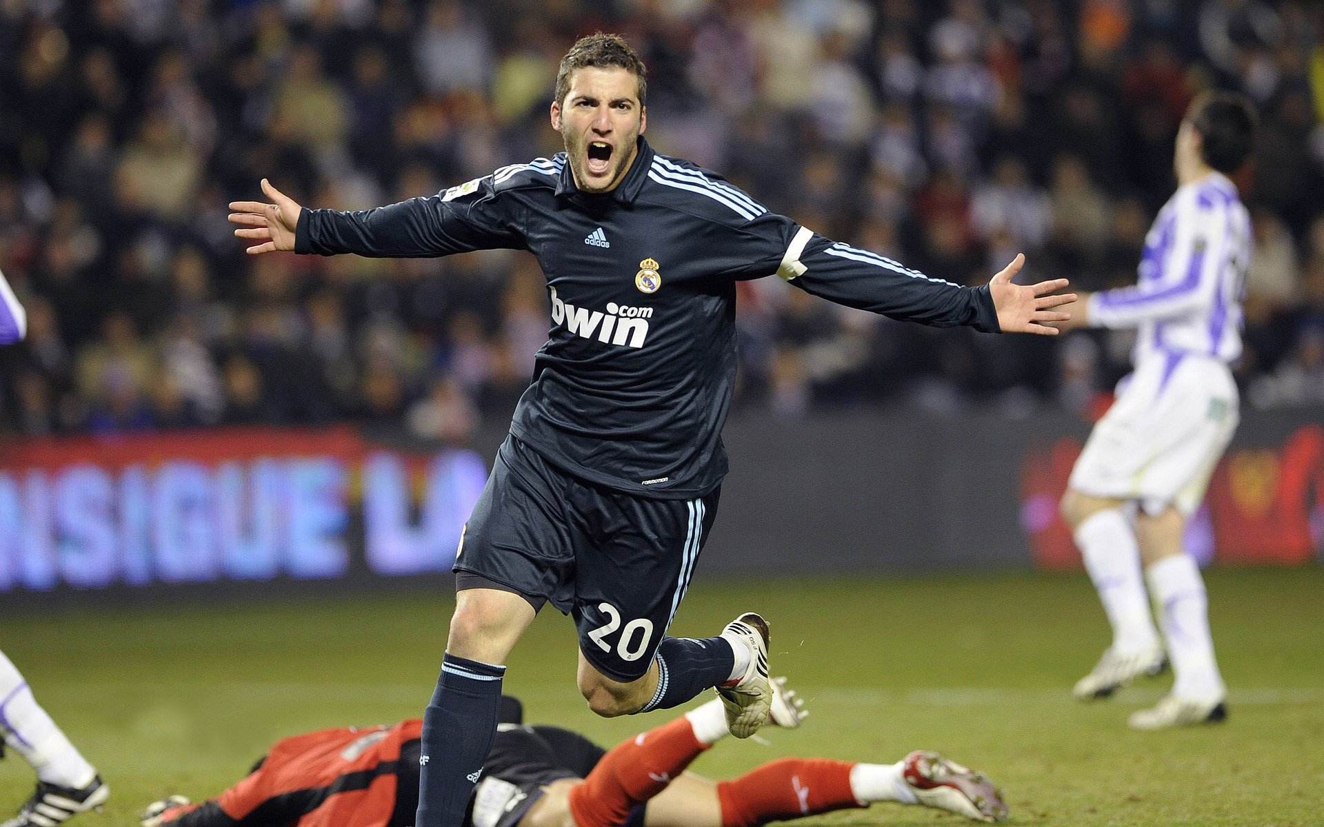 皇马主场惜败 巴萨挺进淘汰赛，皇马赢巴萨的比赛